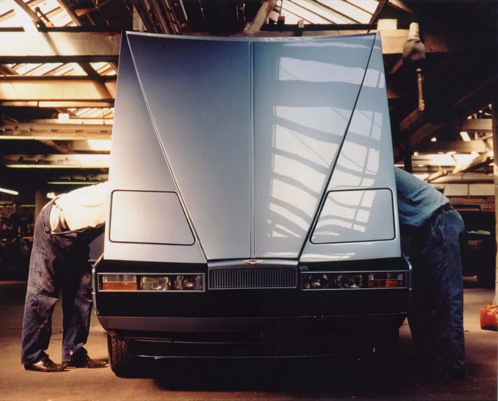 Una de las sedes históricas de Aston Martin cumple 70 años 10 Motor16 An Aston Martin Lagonda receives under bonnet attention at Newport Pagnell 1980s Motor16