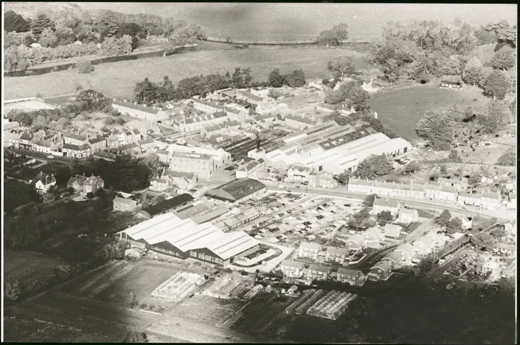 Una de las sedes históricas de Aston Martin cumple 70 años 7 Motor16 An early aerial view of the Aston Matin Lagonda site at Newport Pagnell with top the firms cricket ground later given over to housing Motor16