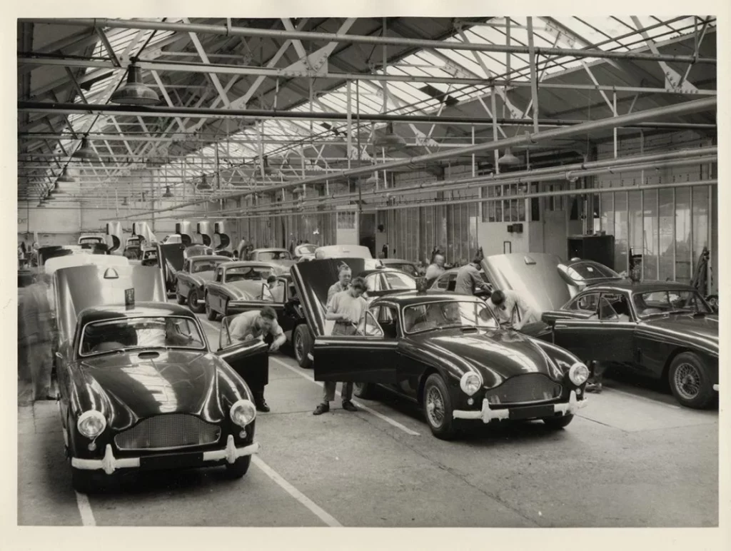 Una de las sedes históricas de Aston Martin cumple 70 años 5 Motor16 Aston Martin DB mk III in production at Newport Pagnell in the late 1950s Motor16