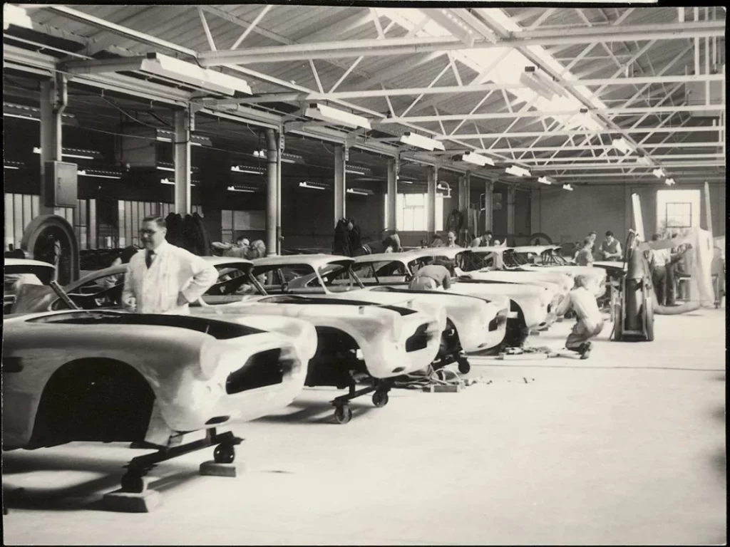 Una de las sedes históricas de Aston Martin cumple 70 años 6 Motor16 Aston Martin DB4 in production at Newport Pagnell 1960s Motor16
