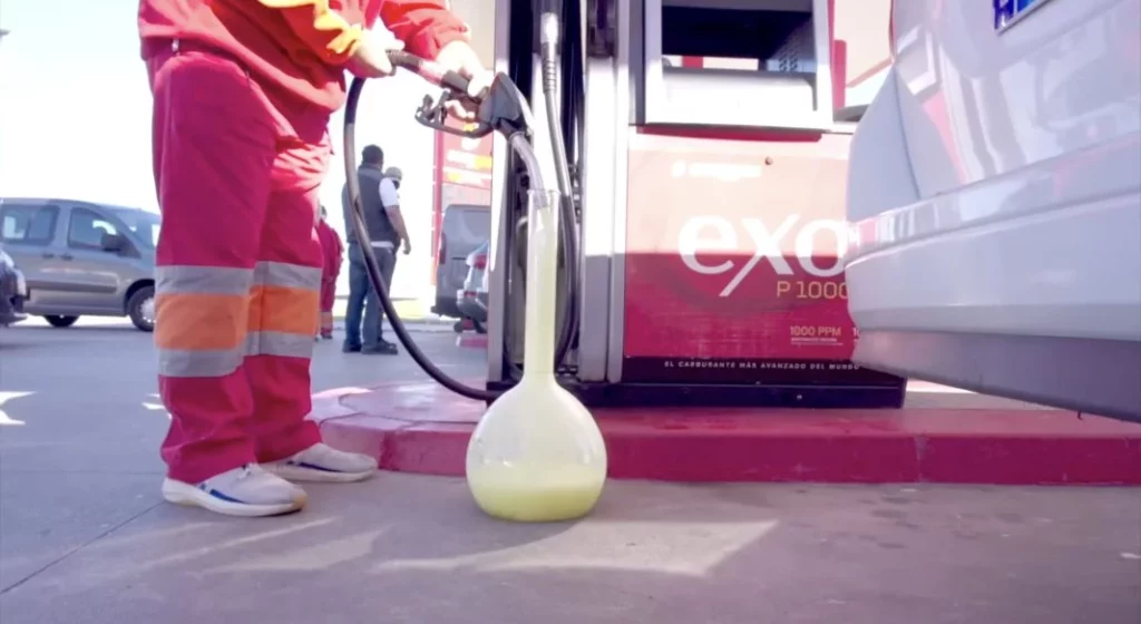 La prueba rápida y sencilla que las gasolineras no quieren que conozcas para saber si te timan 1 Motor16 gasolinera prueba probeta