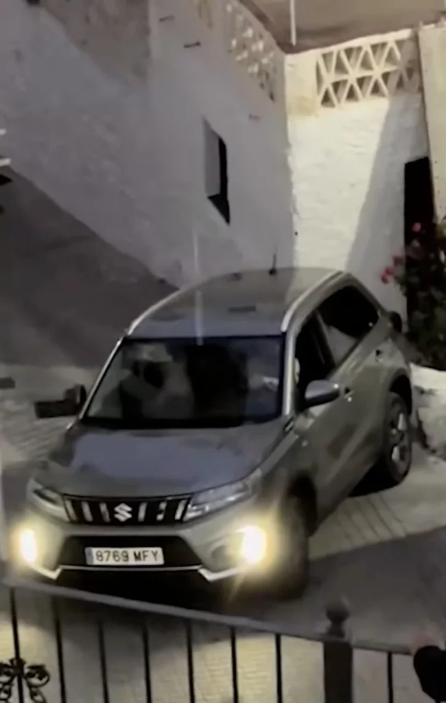 La llaman la 'cuesta infernal' y tiene horrorizados a todos los conductores de este municipio: ni Google Maps te lleva por ella 1 Motor16 coche atrapado en una cuesta