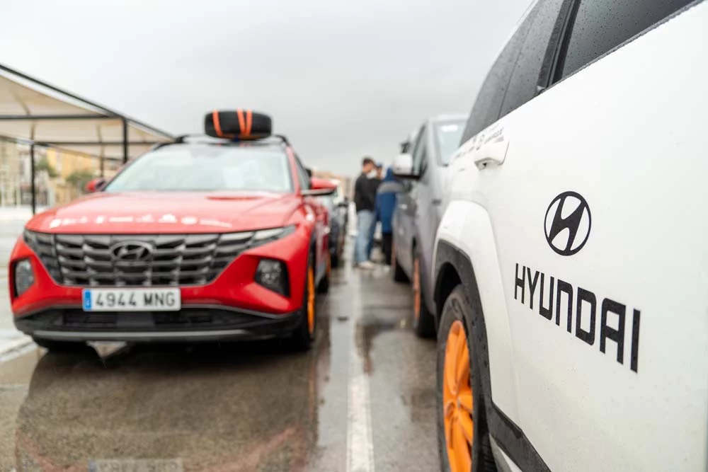 El Desierto de los Niños 2025, una aventura solidaria y exigente para la gama Hyundai 9 Motor16 DIA 01 011 Esperando en el puerto de Algeciras Motor16