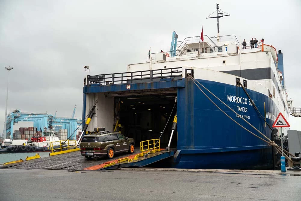 El Desierto de los Niños 2025, una aventura solidaria y exigente para la gama Hyundai 10 Motor16 DIA 01 013 Subiendo al ferry hacia Tanger Motor16