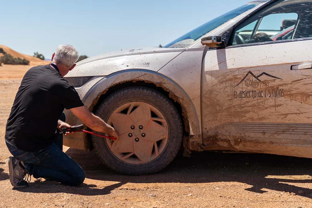 El Desierto de los Niños 2025, una aventura solidaria y exigente para la gama Hyundai 25 Motor16 DIA 04 070 Parada para deshinchar ruedas Motor16