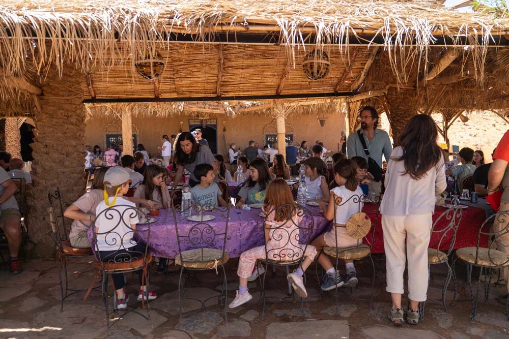 El Desierto de los Niños 2025, una aventura solidaria y exigente para la gama Hyundai 28 Motor16 DIA 04 122 Parada para comer Motor16