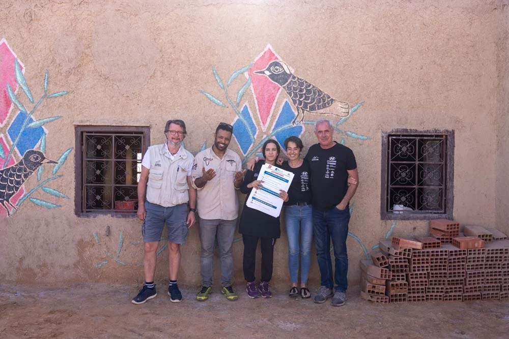 El Desierto de los Niños 2025, una aventura solidaria y exigente para la gama Hyundai 31 Motor16 DIA 04 168 Entrega de material en Tisserdimine Motor16
