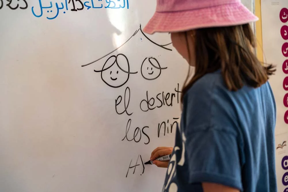 El Desierto de los Niños 2025, una aventura solidaria y exigente para la gama Hyundai 40 Motor16 DIA 05 141 Comida entrega de material jornada de convivencia Motor16