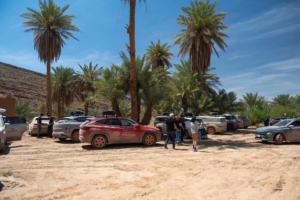 El Desierto de los Niños 2025, una aventura solidaria y exigente para la gama Hyundai 44 Motor16 DIA 06 044 Parada para comer en oasis de Mharech Motor16