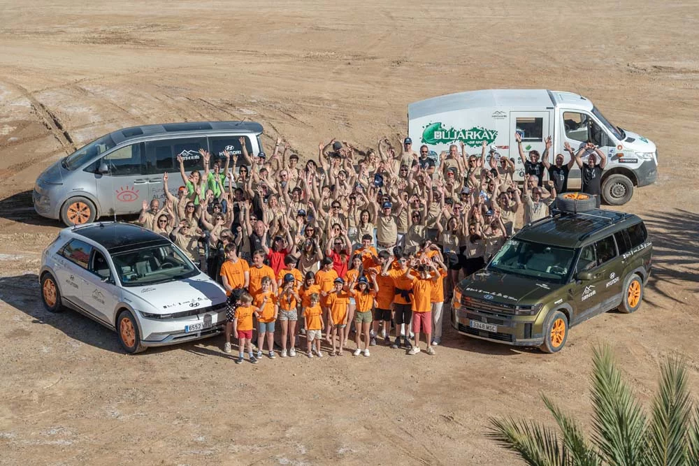 El Desierto de los Niños 2025, una aventura solidaria y exigente para la gama Hyundai 47 Motor16 DIA 07 003 Foto grupal Motor16