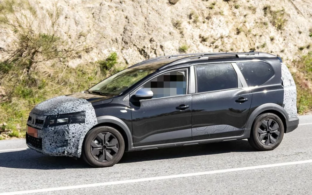 Fotos espía del Dacia Jogger 2026: Actualización a la vista 4 Motor16 Dacia Jogger 2026 1 Motor16