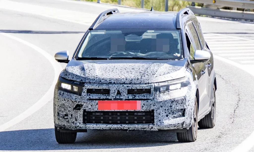 Fotos espía del Dacia Jogger 2026: Actualización a la vista 3 Motor16 Dacia Jogger 2026 2 Motor16