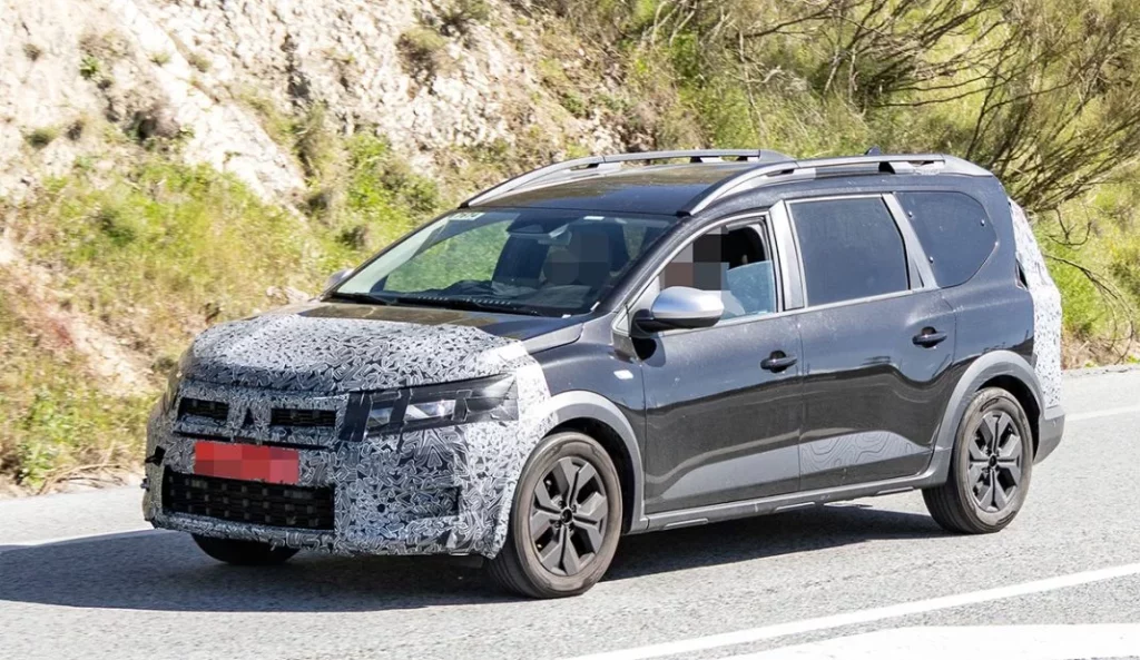 Fotos espía del Dacia Jogger 2026: Actualización a la vista 5 Motor16 Dacia Jogger 2026 4 Motor16