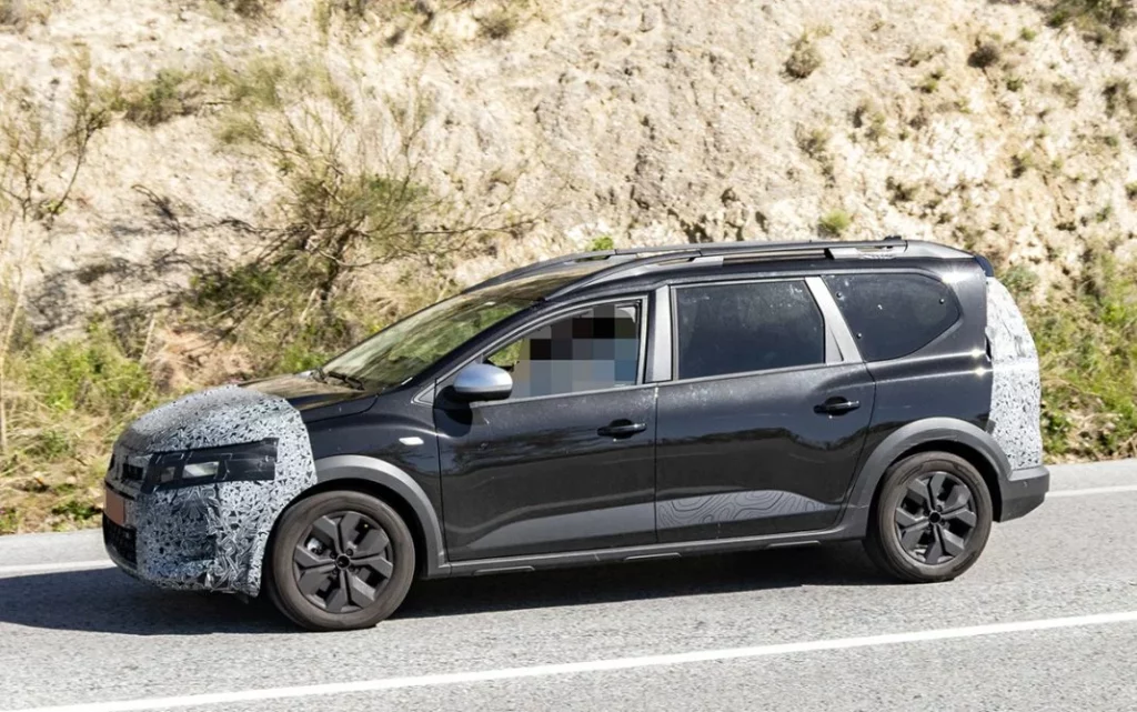 Fotos espía del Dacia Jogger 2026: Actualización a la vista 6 Motor16 Dacia Jogger 2026 5 Motor16