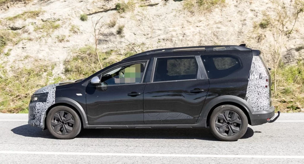 Fotos espía del Dacia Jogger 2026: Actualización a la vista 1 Motor16 Dacia Jogger 2026 (6)