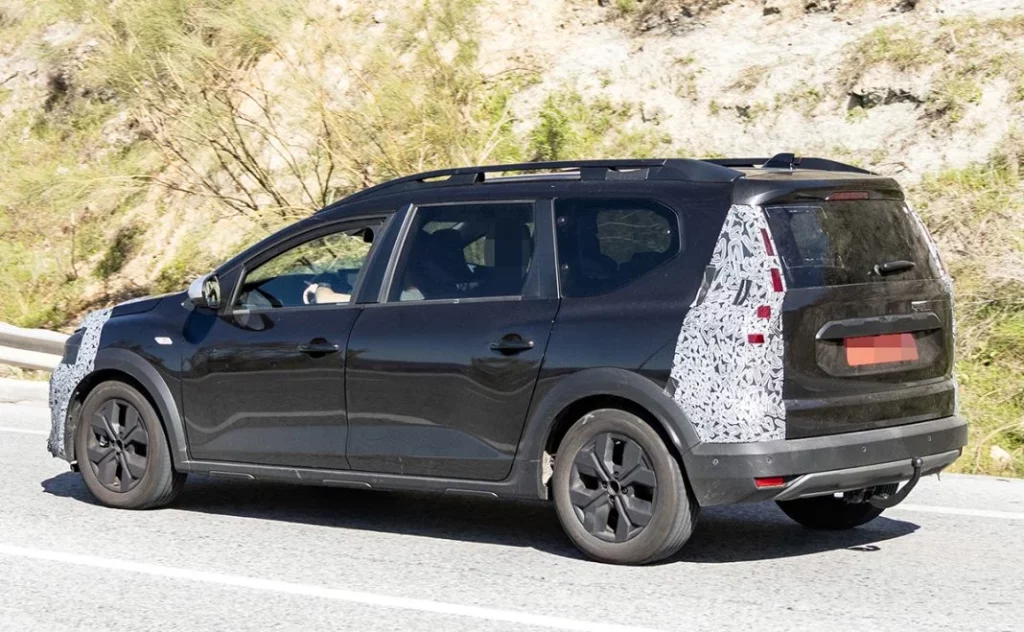 Fotos espía del Dacia Jogger 2026: Actualización a la vista 9 Motor16 Dacia Jogger 2026 7 Motor16
