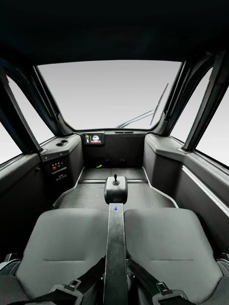 Se llama e-Miles, es eléctrico, tiene cuatro plazas y se conduce con un joystick 2 Motor16 Se llama e-Miles, es eléctrico, tiene cuatro plazas y se conduce con un joystick