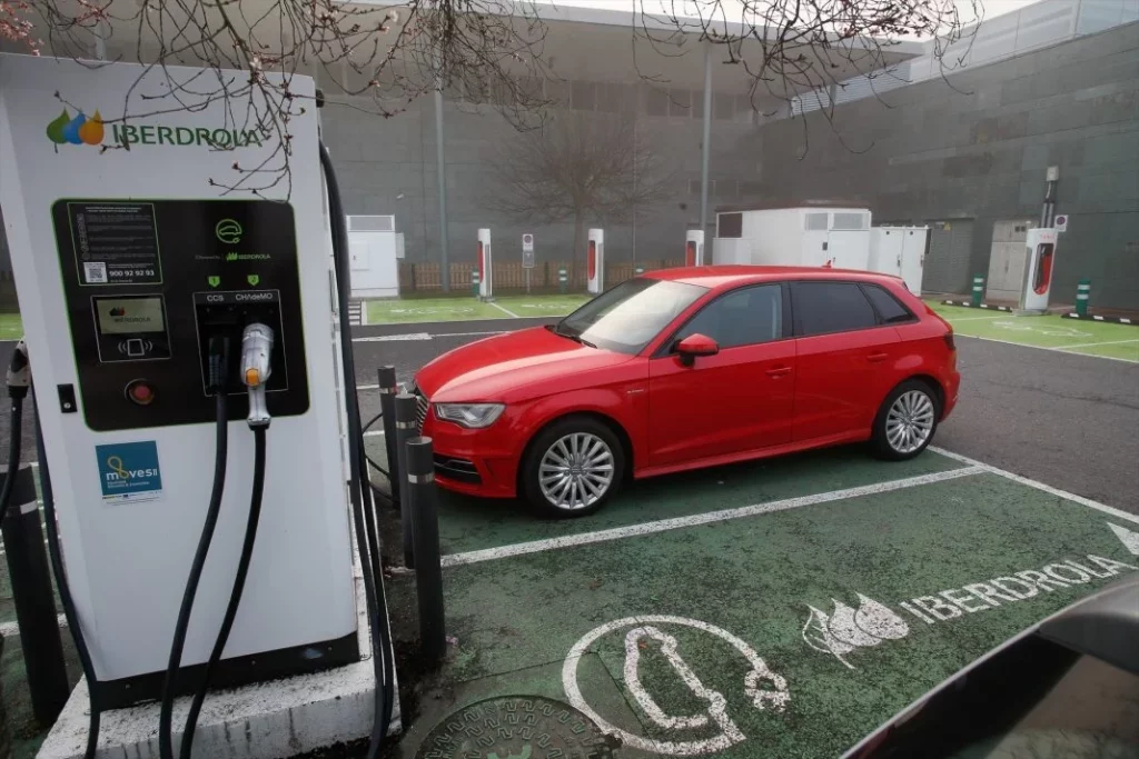 EuropaPress 5646574 vehiculo punto carga electrolinera 18 diciembre 2023 lugo galicia espana Motor16