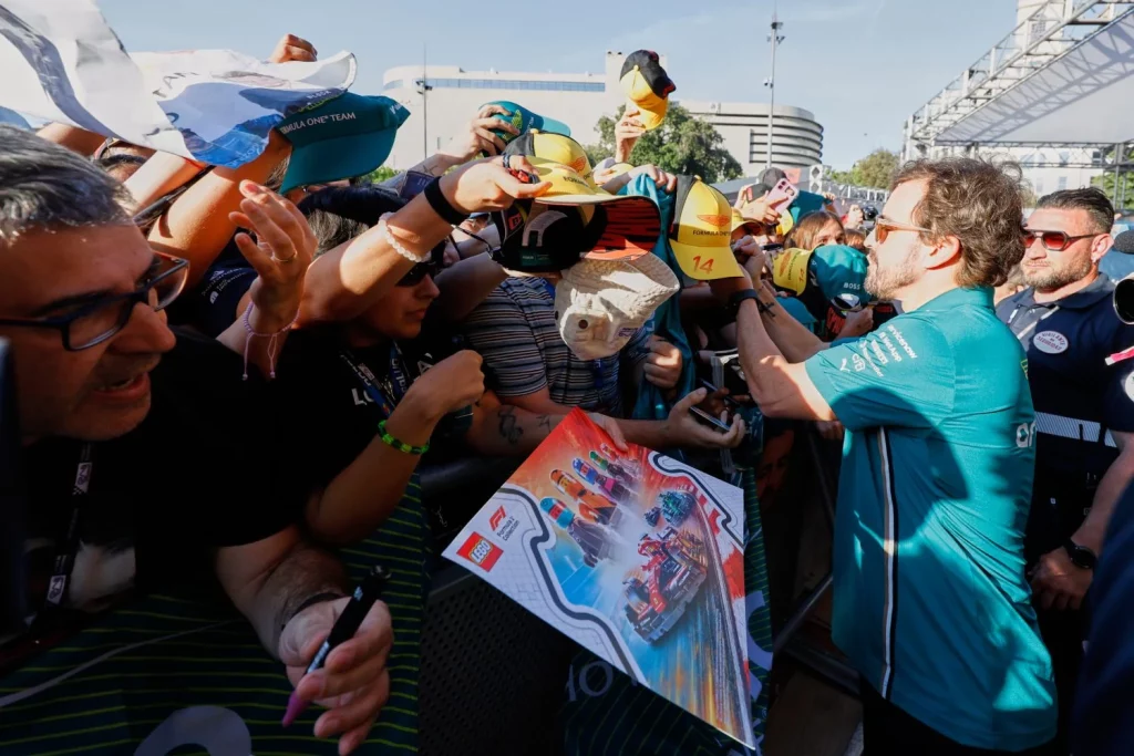 GP de España de Fórmula 1: Fernando Alonso y Carlos Sainz se dan un baño de masas 2 Motor16 FAN village F1 ALONSO2 Motor16