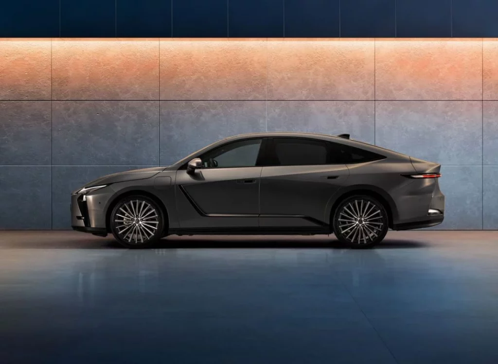 Lexus ES, un sedán de lujo -también eléctrico- para conquistar Europa 35 Motor16 LEXUS ES 2025 28 Motor16