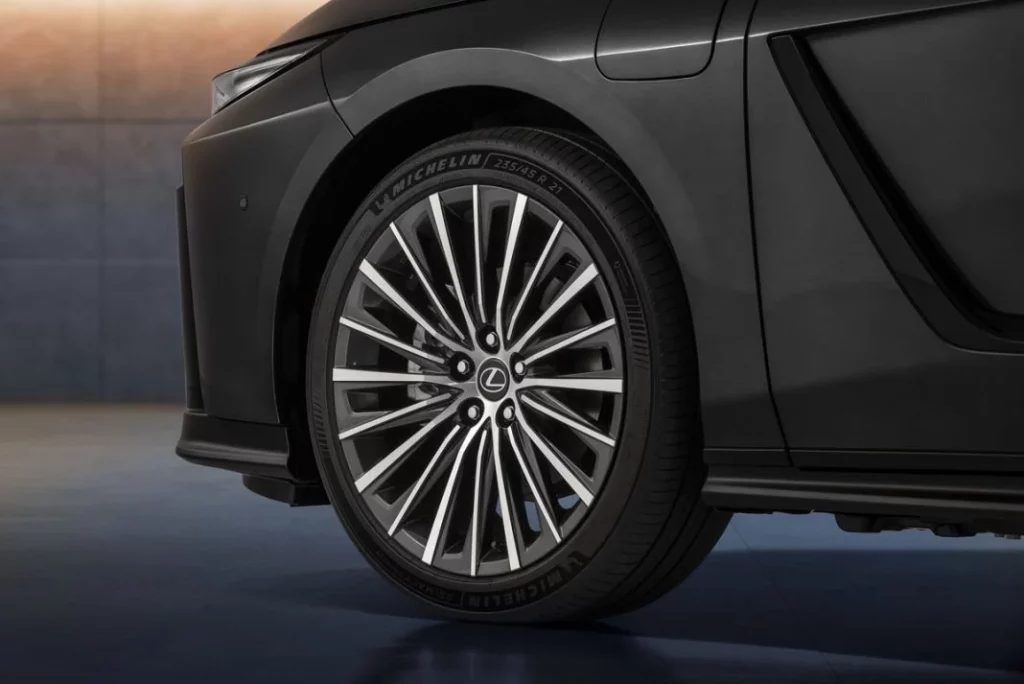 Lexus ES, un sedán de lujo -también eléctrico- para conquistar Europa 10 Motor16 LEXUS ES 2025 3 Motor16