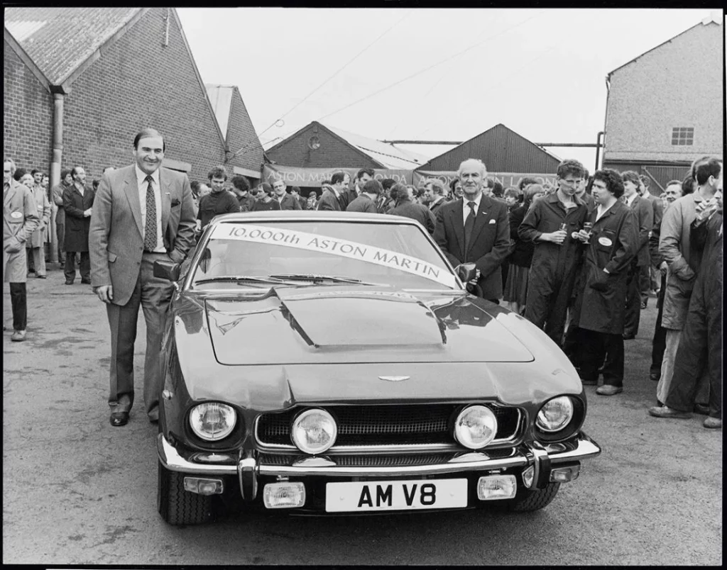 Una de las sedes históricas de Aston Martin cumple 70 años 13 Motor16 Marking the 10000th Aston Martin in 1984. Left Victor Gauntlett Chairman of Aston Martin with right John Martin son of the firms co founder Lionel Motor16