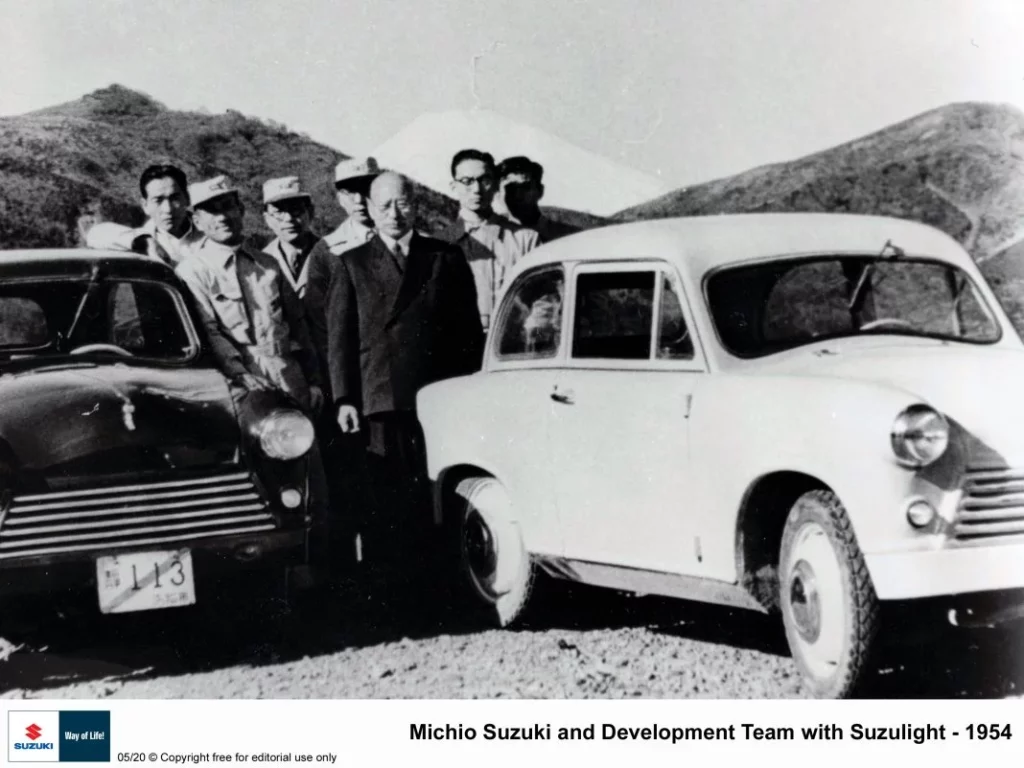 La historia detrás del primer coche de Suzuki, hace 70 años 1 Motor16 Primer Suzukilight entregado por Michio Suzuki