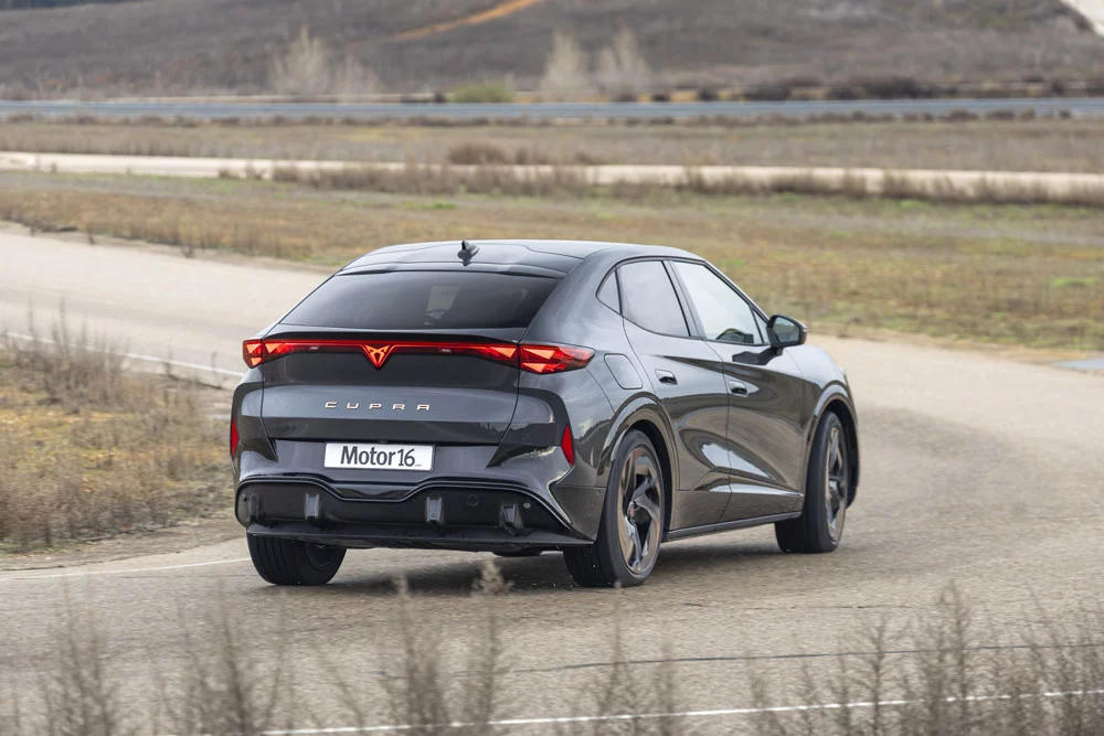 Cupra Tavascan Endurance. Probamos un SUV eléctrico realmente equilibrado 3 Motor16 2025 Cupra Tavascan Endurance. Prueba. Imagen curva.
