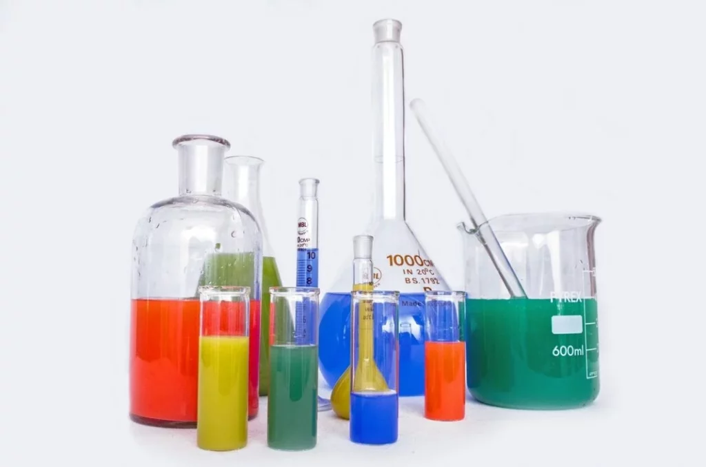 Productos quimicos inflamables explosivos peligrosos PIxabay lab 217074 1280 Motor16