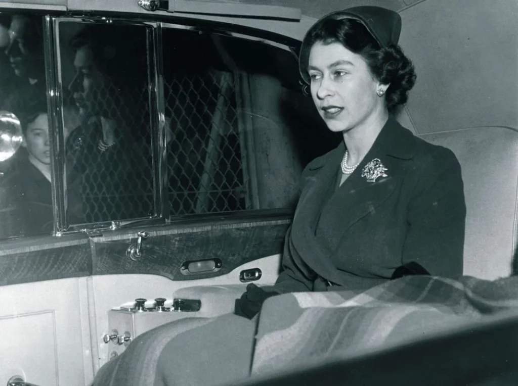 Queen Elizabeth II in Phantom IV Motor16