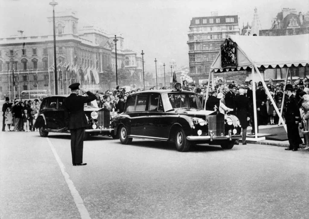 Queen and King of England in London 1961 Motor16