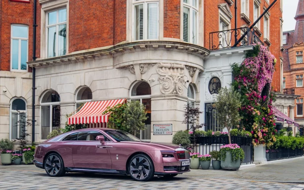 Rolls-Royce y su Spectre se visten de flores en Chelsea 3 Motor16 ROLLS ROYCE SPECTRE VELVET ORCHID 1 Motor16