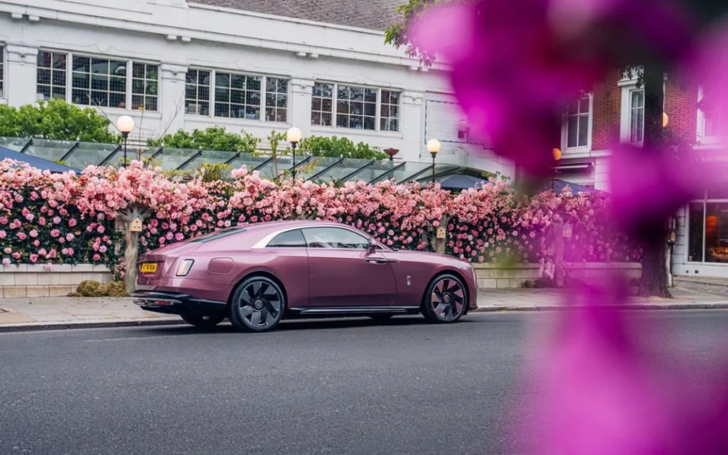 Rolls-Royce y su Spectre se visten de flores en Chelsea 1 Motor16 ROLLS ROYCE SPECTRE VELVET ORCHID 10 Motor16