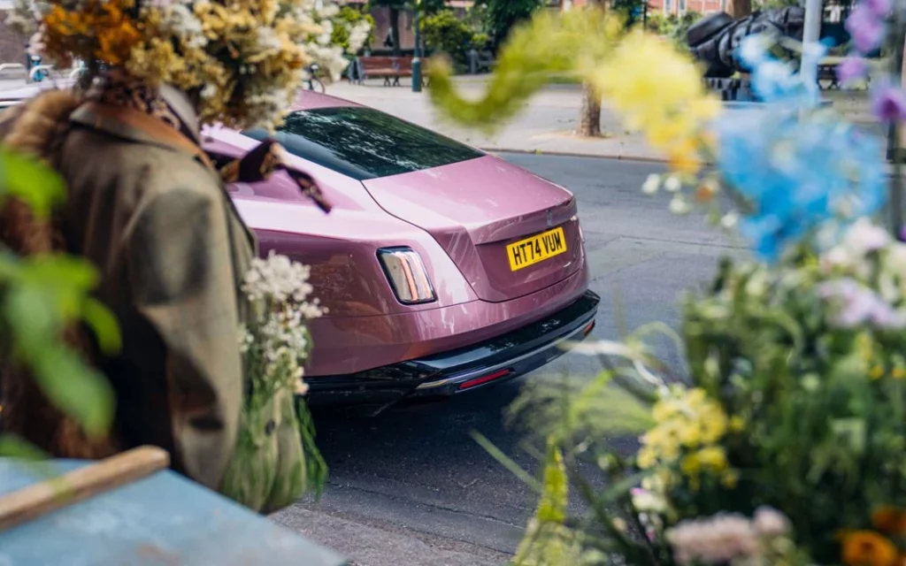 Rolls-Royce y su Spectre se visten de flores en Chelsea 4 Motor16 ROLLS ROYCE SPECTRE VELVET ORCHID 2 Motor16
