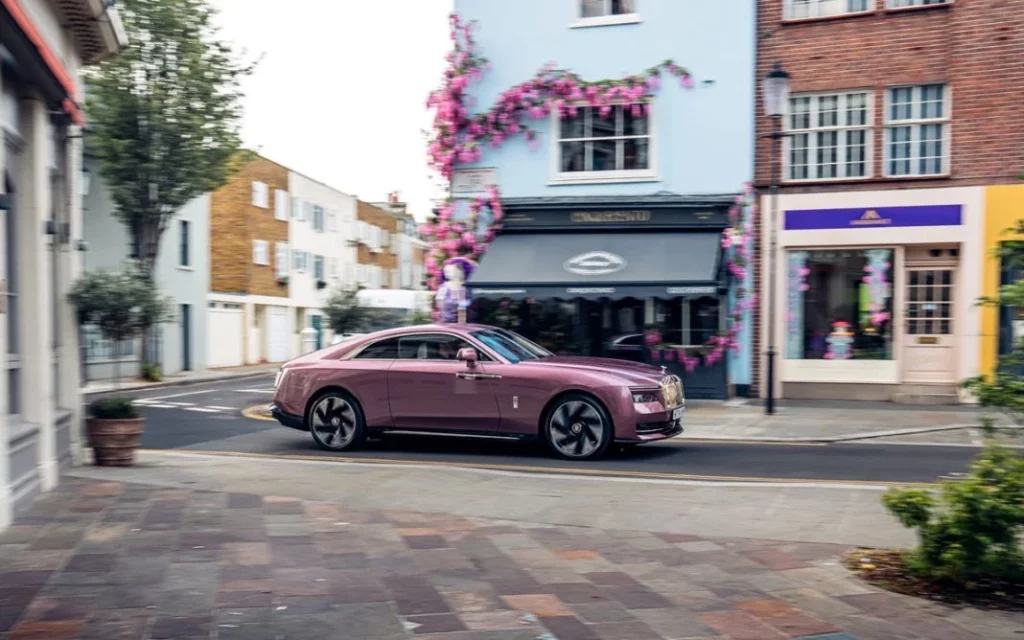 Rolls-Royce y su Spectre se visten de flores en Chelsea 5 Motor16 ROLLS ROYCE SPECTRE VELVET ORCHID 3 Motor16
