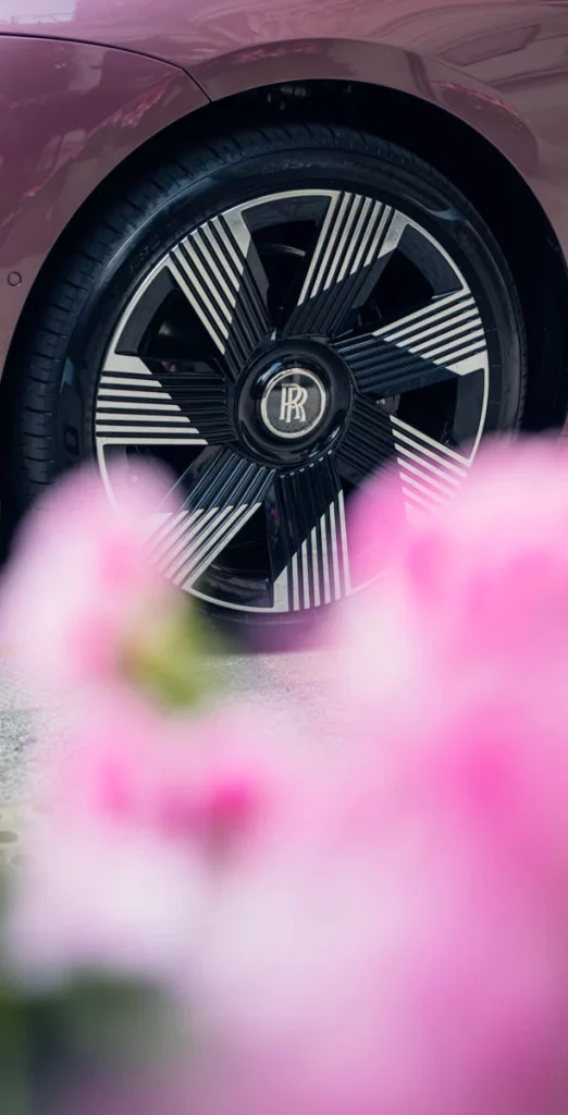 Rolls-Royce y su Spectre se visten de flores en Chelsea 7 Motor16 ROLLS ROYCE SPECTRE VELVET ORCHID 5 Motor16