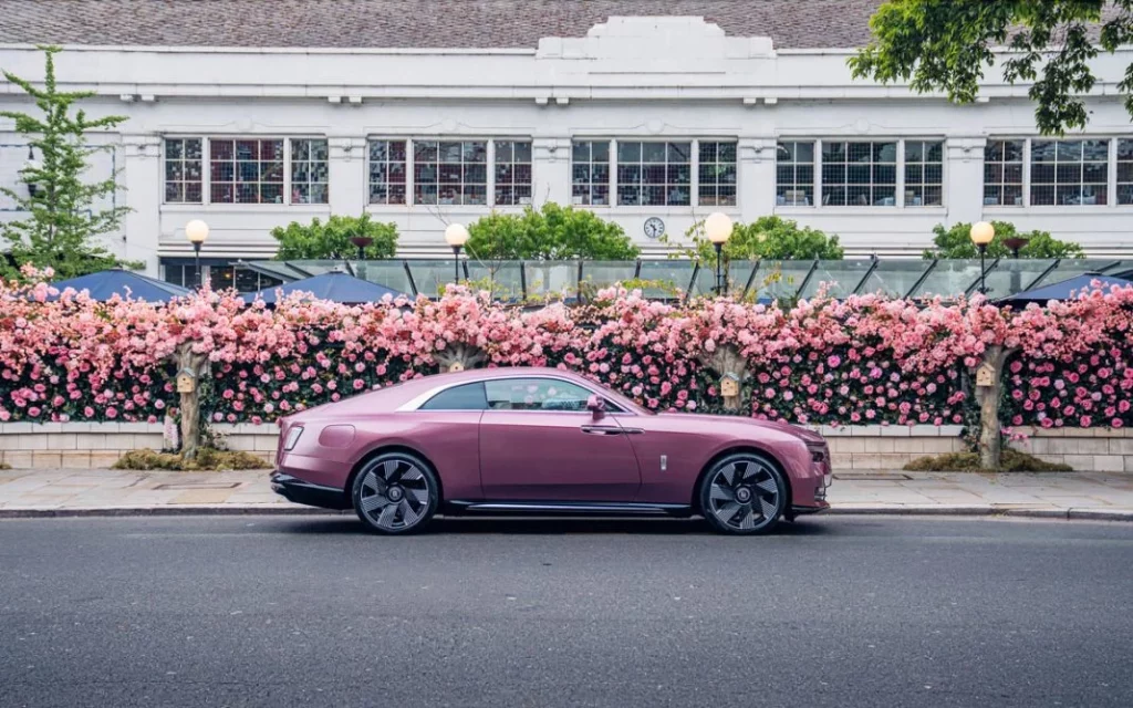 Rolls-Royce y su Spectre se visten de flores en Chelsea 8 Motor16 ROLLS ROYCE SPECTRE VELVET ORCHID 6 Motor16