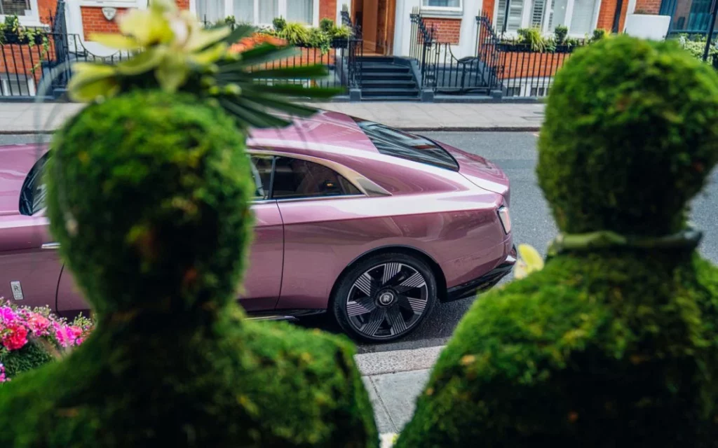 Rolls-Royce y su Spectre se visten de flores en Chelsea 10 Motor16 ROLLS ROYCE SPECTRE VELVET ORCHID 8 Motor16