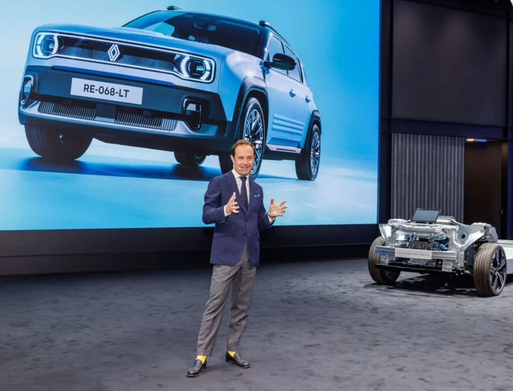La estrategia de Renault, según Sebastian Guigues -su director general- para el éxito en la electrificación 2 Motor16 Sebastian Guigues Renault Automobile Barcelona 2025 5 Motor16
