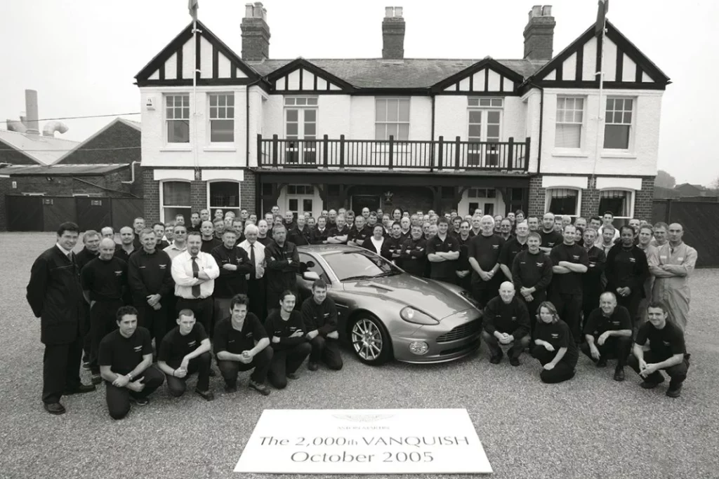 Una de las sedes históricas de Aston Martin cumple 70 años 16 Motor16 The 2000th Aston Martin Vanquish with the team that created it seen outside Sunnyside the then global headquarters of Aston Martin Lagonda Motor16