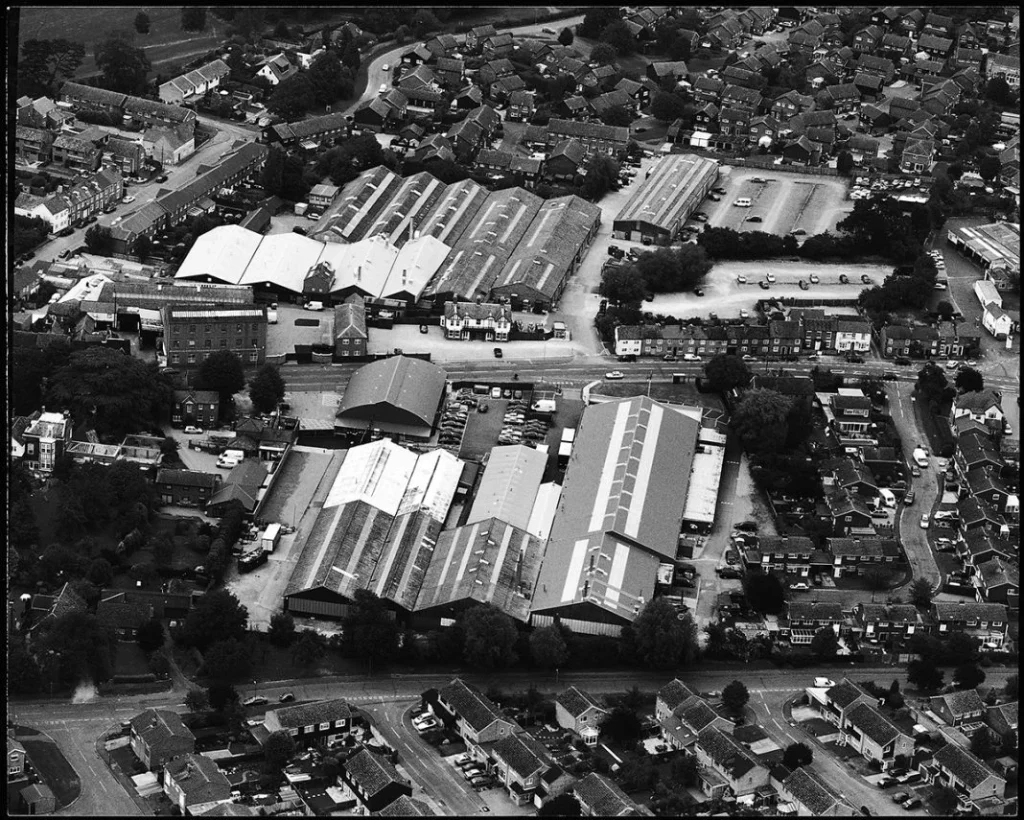 Una de las sedes históricas de Aston Martin cumple 70 años 17 Motor16 The Aston Martin Lagonda factory top and Parts Service Division bottom in Newport Pagnell 1990s Motor16
