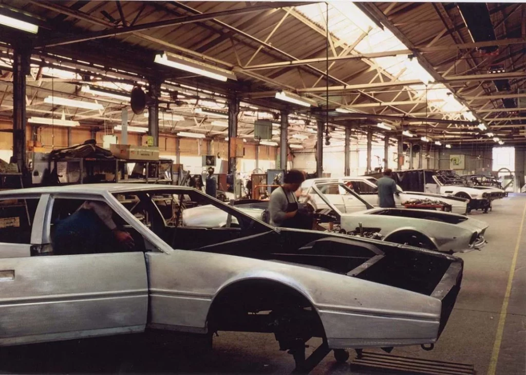 Una de las sedes históricas de Aston Martin cumple 70 años 31 Motor16 The Panel Shop at Aston Martin Lagonda in the mid 1980s Motor16