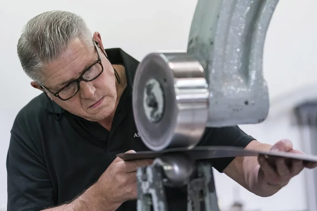 Una de las sedes históricas de Aston Martin cumple 70 años 35 Motor16 Traditional metalworking skills on show in the Panel Shop at Aston Martin Works 2010s Motor16