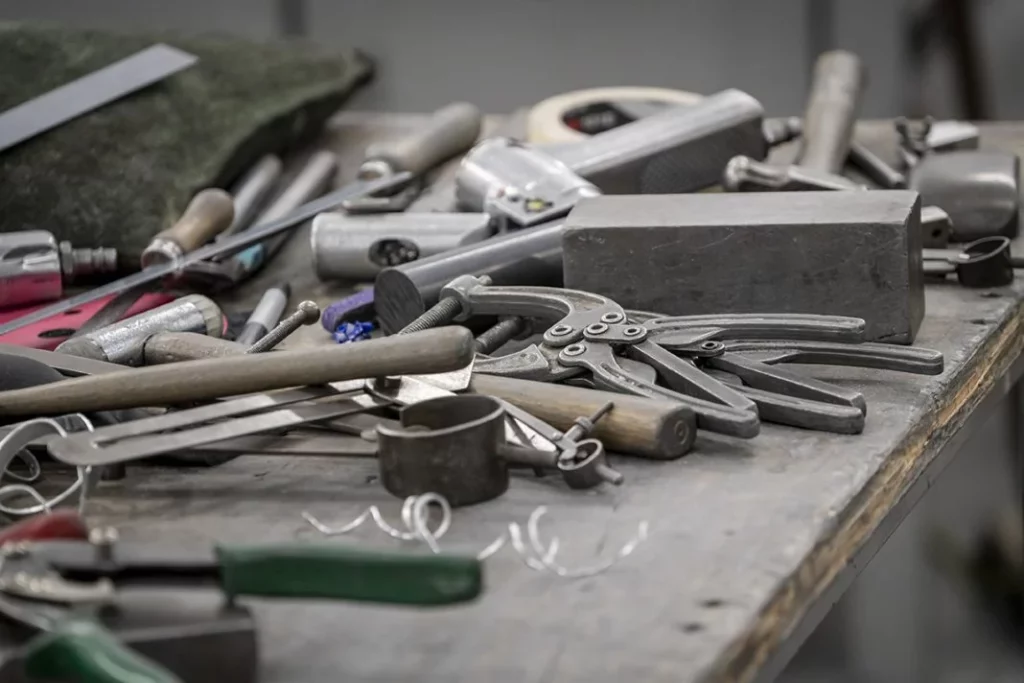 Una de las sedes históricas de Aston Martin cumple 70 años 36 Motor16 Traditional skills requiring traditional tools are still a feature at Aston Martin Works today Motor16