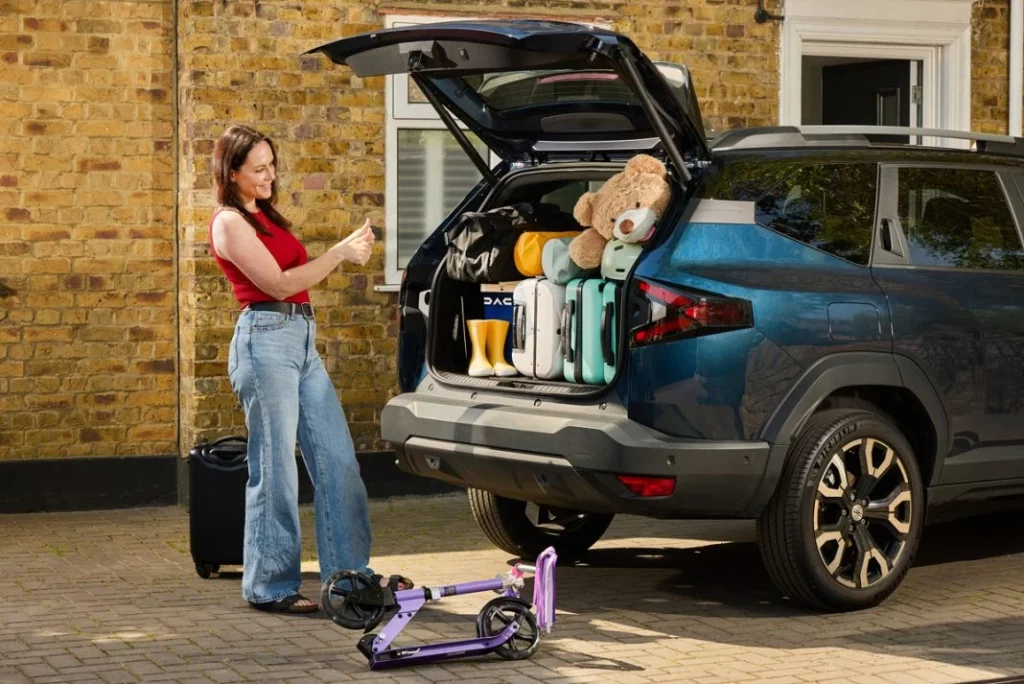Dacia tiene la solución perfecta para tus problemas de organización del maletero 3 Motor16 Vicky Silverthorn Dacia AR organizador maletero Dacia Bigster Motor16