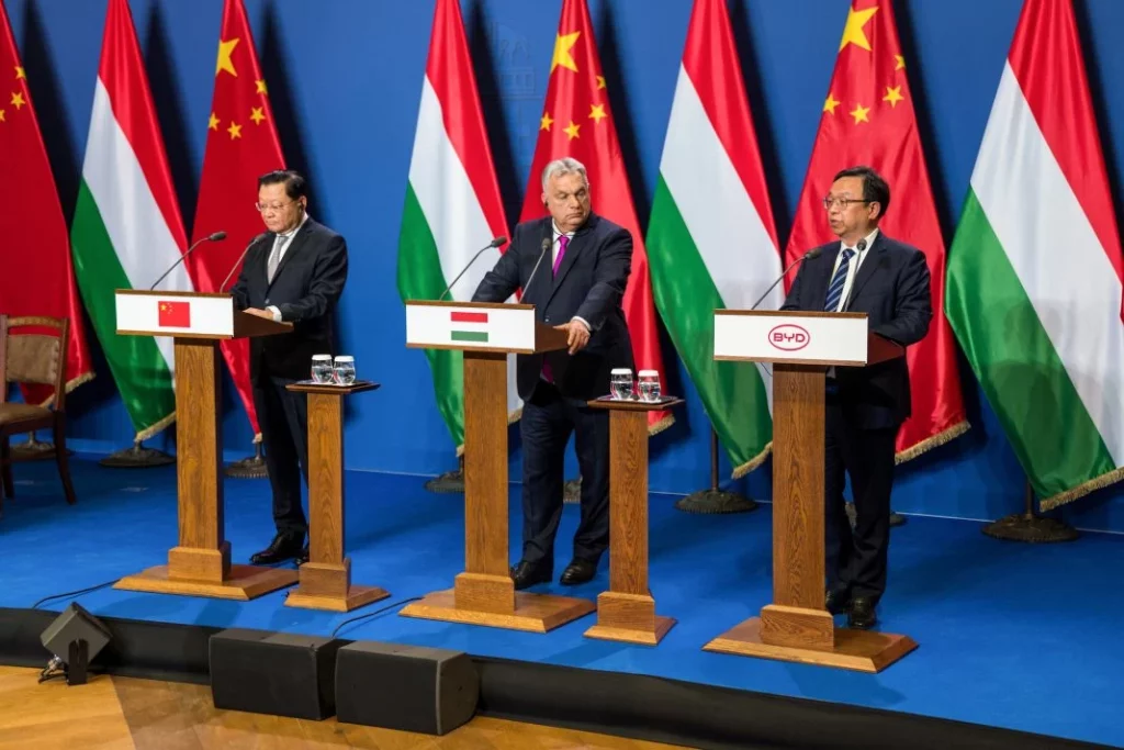 BYD estrena una nueva sede central y un centro de I+D en Europa 2 Motor16 Wang Weizhong Gobernador de la provincia china de Guangdong Viktor Orban primer ministro de Hungria y Wang Chuanfu Presidente y Director General de BYD Motor16