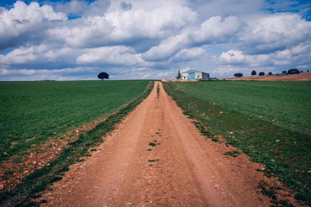La lista de carreteras por las que no vas a poder circular con tu coche: multas de 5.000 euros están a la orden del día 1 Motor16 camino estrecho campo carreteras vía forestal