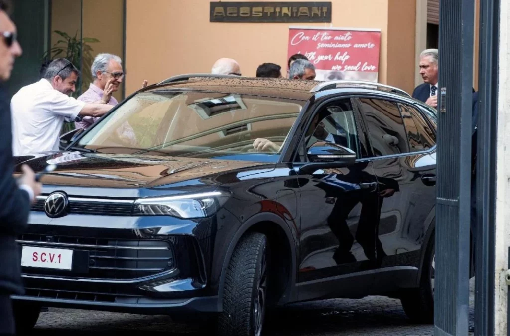 Este es el primer coche en el que ha viajado el Papa León XIV: y no es su famoso Papamóvil 1 Motor16 Volkswagen Multivan León XIV