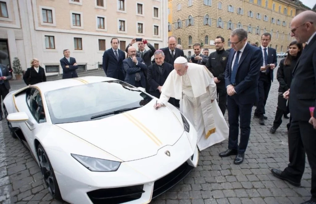 papa francisco lamborghini papamóvil
