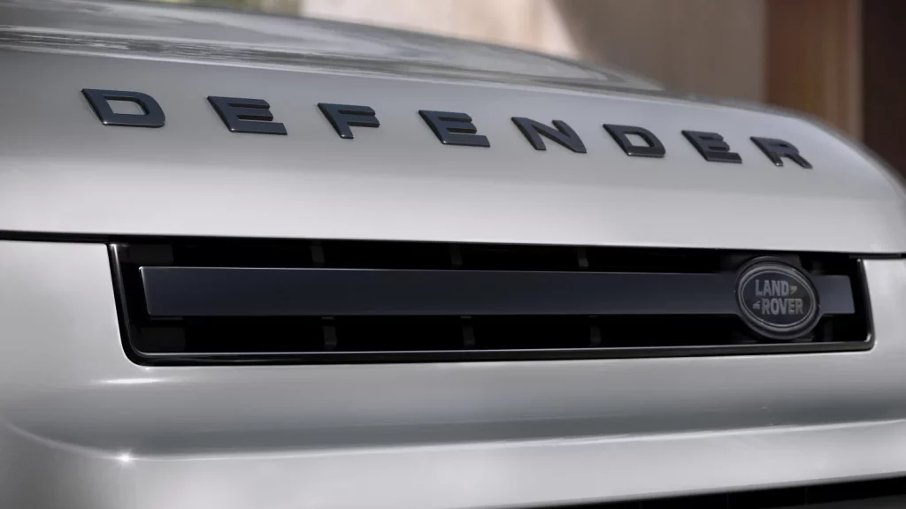 El JLR Land Rover Defender cambia de imagen y adopta un nuevo recurso todoterreno